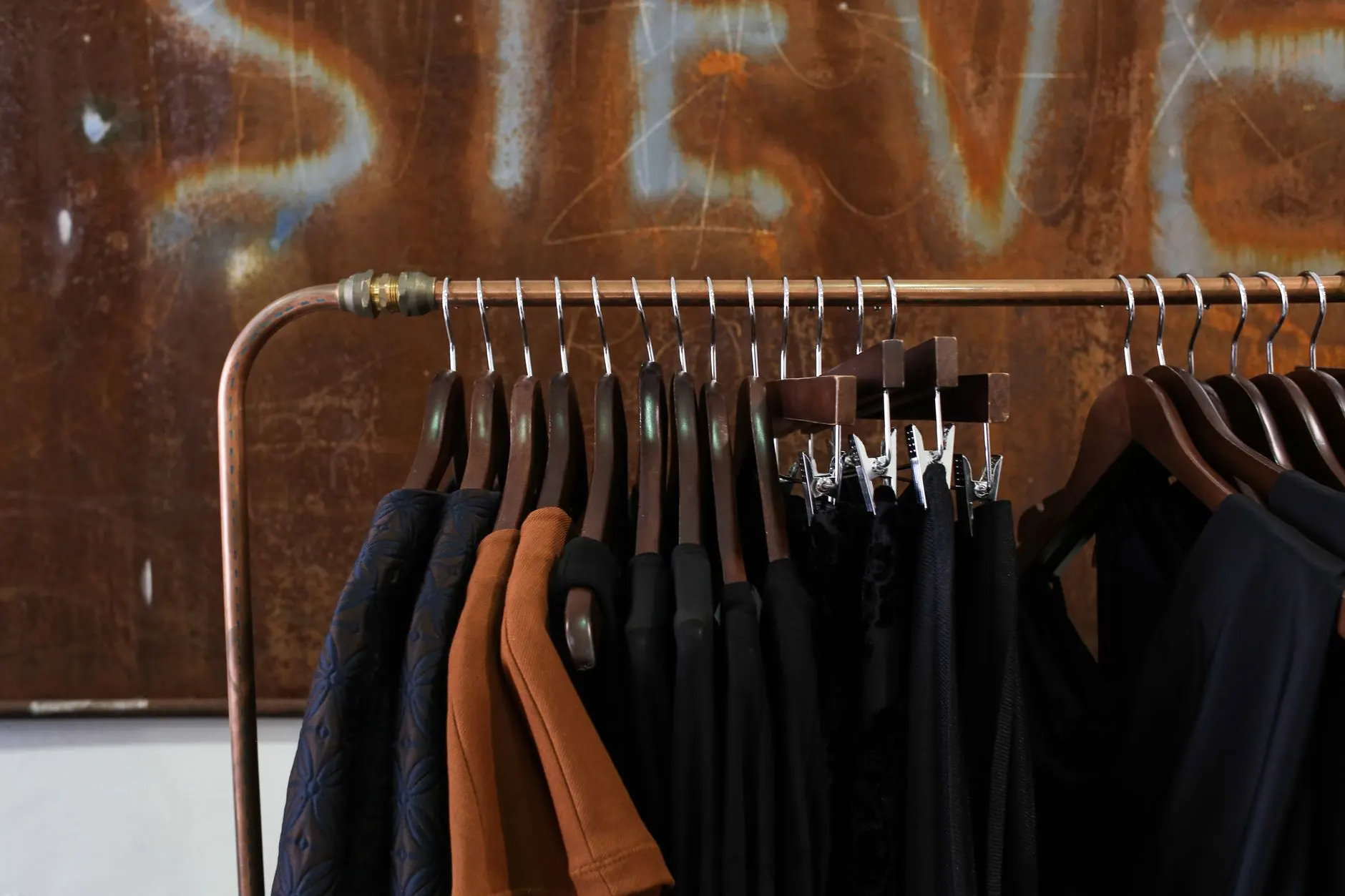 服装店展示架选型指南:从材质到尺寸的完整考量正文配图 1