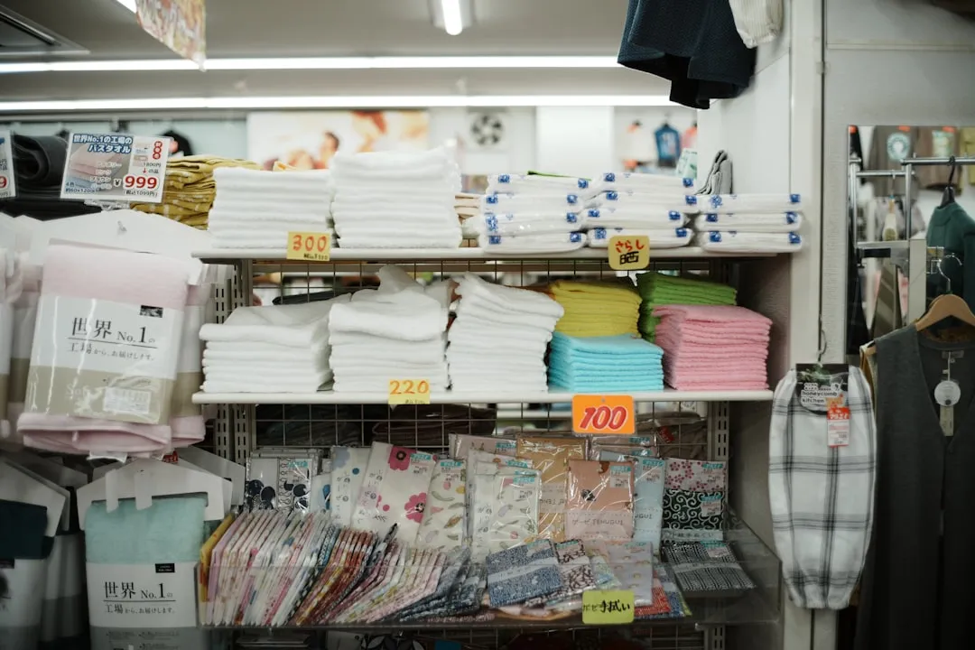 2025年商业展示架行业趋势:上海服装店陈列架选型与布局新思路正文配图 2