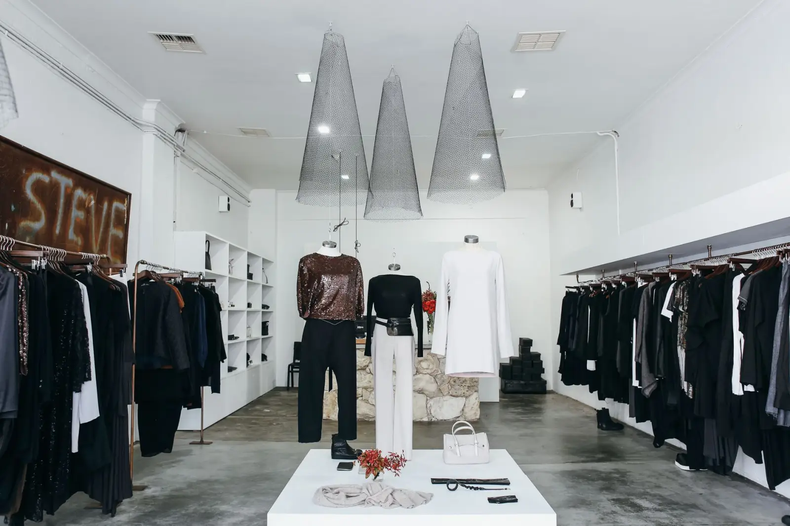 2025年上海服装店展示架设计趋势与陈列新思路正文配图 1