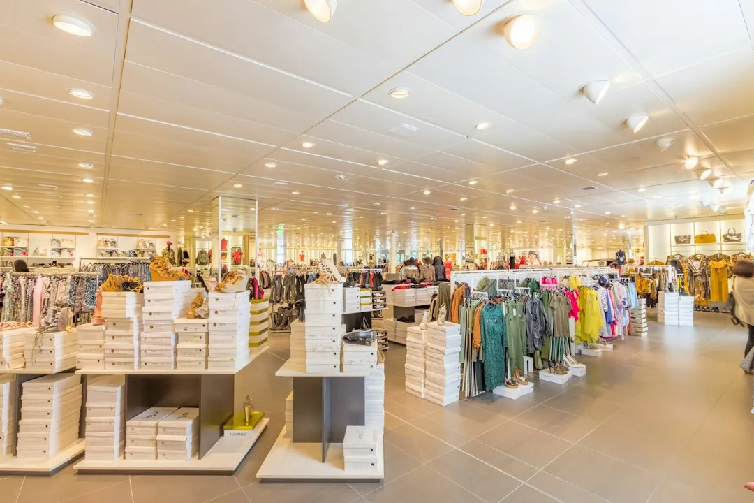服装店陈列架与展示台搭配方案:提升终端展示效果的实用思路正文配图 2