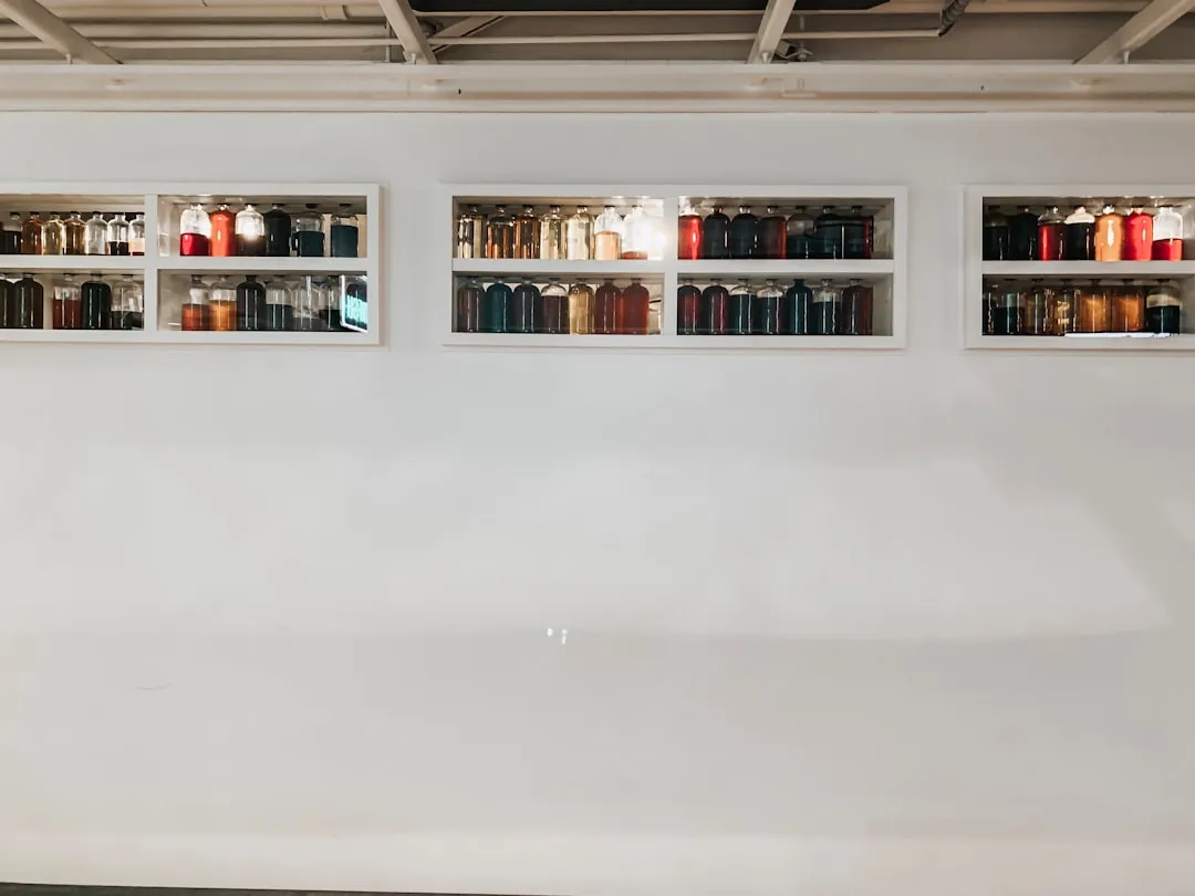 服装店陈列架选购指南:如何根据店铺动线搭配合适的展示架与挂钩正文配图 2